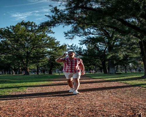 Mujer joven disfrutando de una caminata tranquila y relajada en un parque soleado de la CDMX