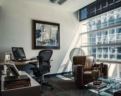 Foto de Mariana Rojas, sonriendo en un entorno de oficina iluminado